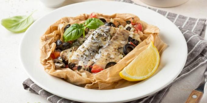 Bacalao al horno en pergamino con verduras