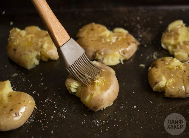 Cómo cocinar papas al horno en el horno: Unte todo con aceite de ajo