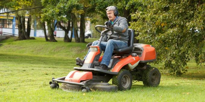 cómo cortar el césped en el campo: jinetes y mini-tractores