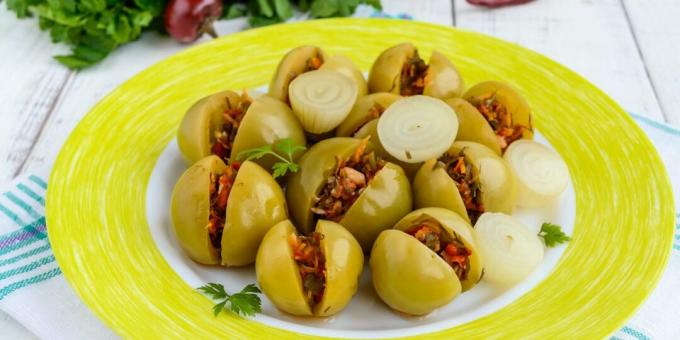 Tomates verdes con zanahorias y pimientos para el invierno.