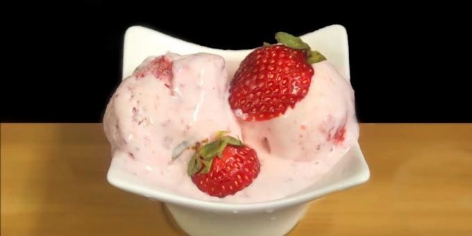 Cómo cocinar helado con leche condensada y fresas