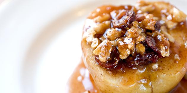 postres simples: manzanas al horno con nueces, pasas y miel