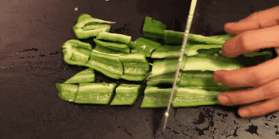 Gazpacho: Cortar las verduras en cubos
