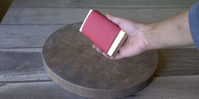 una mesa de café con las manos: la madera de molienda