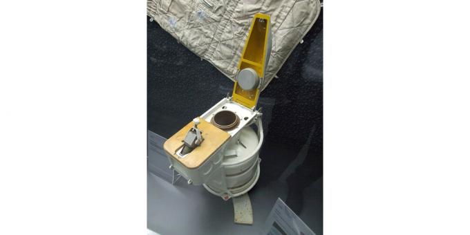 Uno de los baños de la estación orbital Mir.
