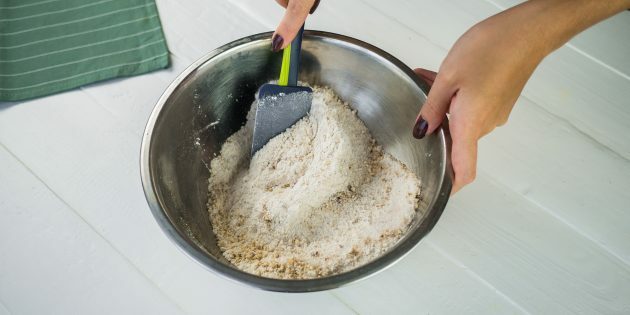 Pastel de pera y nuez: revuelva los ingredientes secos hasta que quede suave