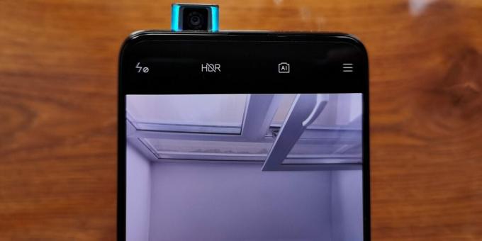 La cámara frontal de Xiaomi Poco F2 Pro está oculta en el cuerpo y se desliza hacia afuera si es necesario