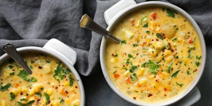 Una sopa espesa de calabacín con maíz y crema