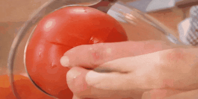 Gazpacho: Remojar los tomates en agua hirviendo