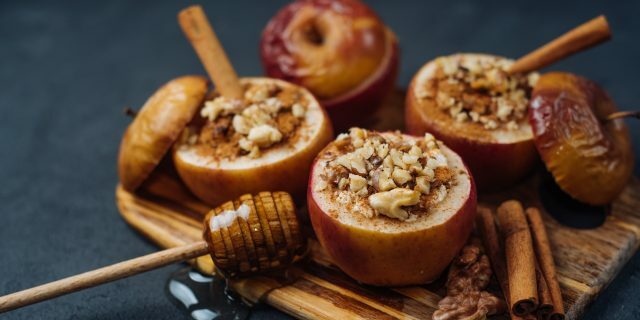 Manzanas al horno con miel, nueces y pasas.