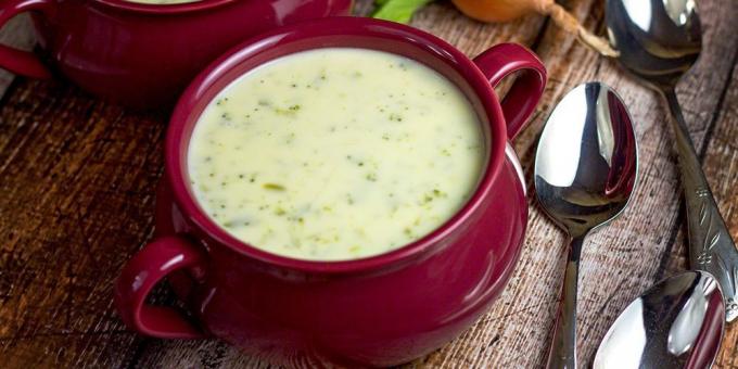 Recetas: sopa de crema con brócoli y queso azul