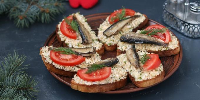 Sándwiches con espadines, tomates y palitos de cangrejo