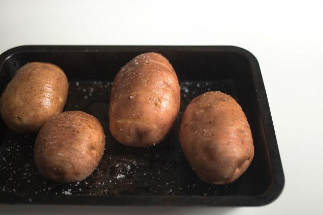 Pon las patatas hasselbeck en el horno.