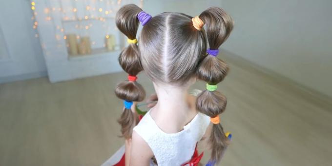 Peinados para niñas: Colas de gran volumen, con bandas de goma