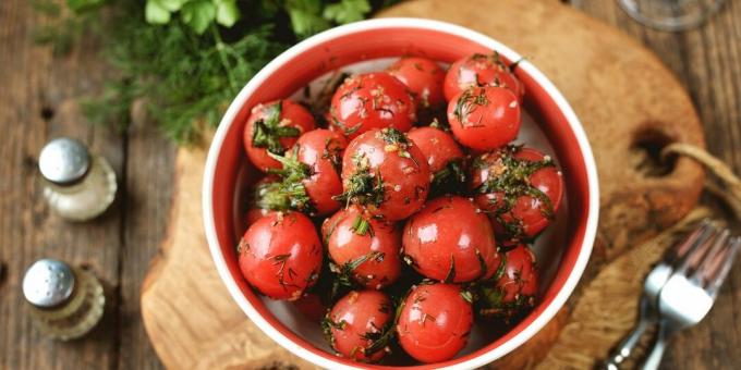 Tomates salados con ajo y hierbas durante 2 horas.