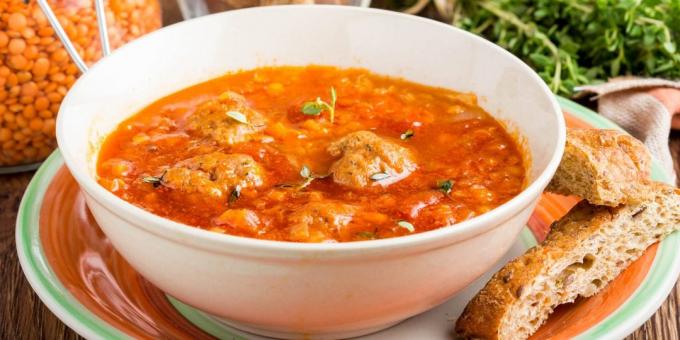 sopa de lentejas con tomate y albóndigas