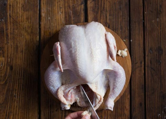 Pollo al horno con limón: eliminar el exceso de grasa