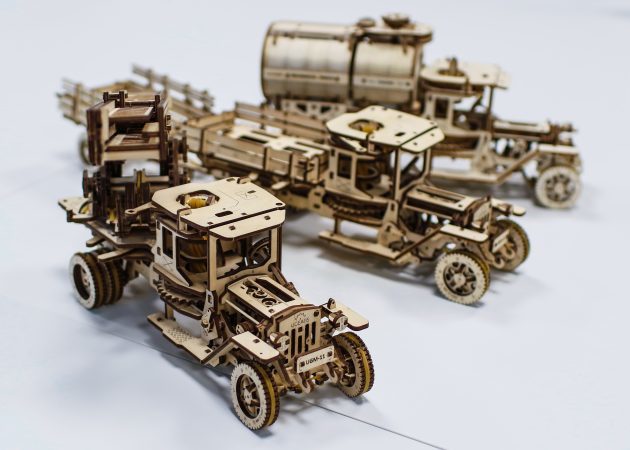 diseñador visión general UGEARS: camión de madera que va sin pilas