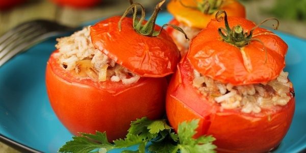 los tomates al horno rellenas con carne de cerdo y arroz