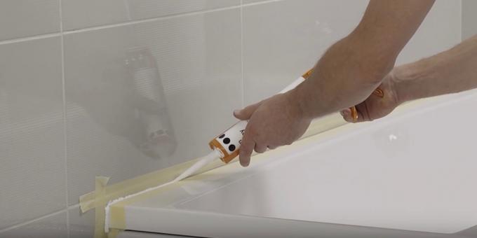 Instalar la bañera con las manos: Organizar costura lateral del contorno