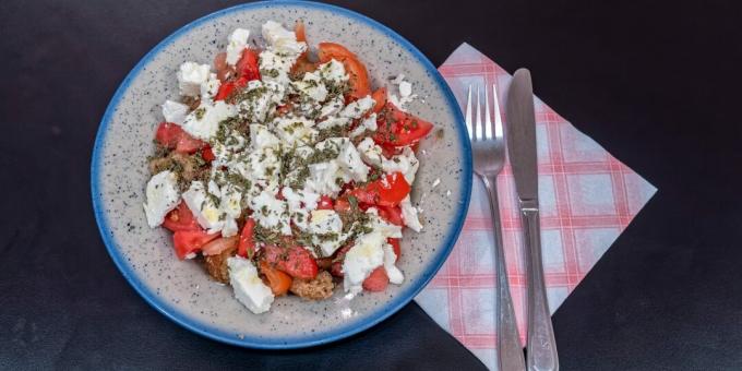 Dakos - Ensalada griega con picatostes, tomates y queso feta