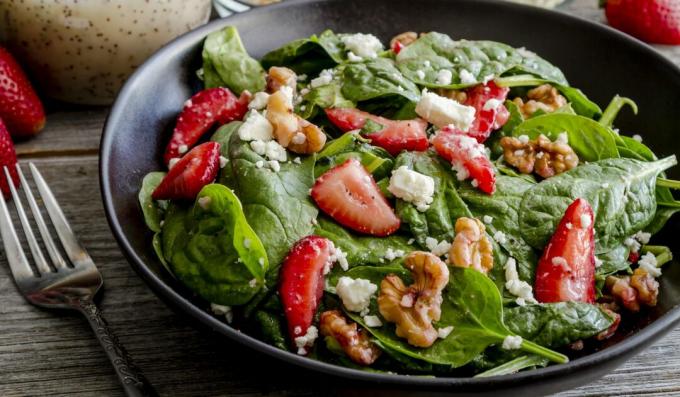 Ensalada de fresas, espinacas, nueces y queso feta