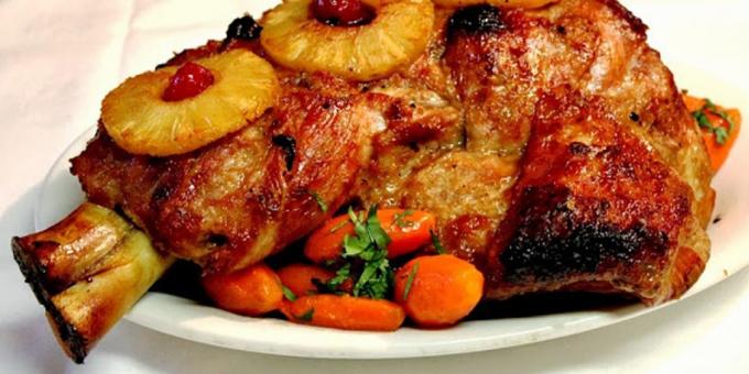Carne de cerdo en el horno: el jamón de cerdo con piña, almendras y ciruelas