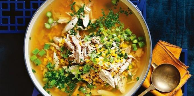 Sopa de pollo con maíz, espárragos y salsa de soja
