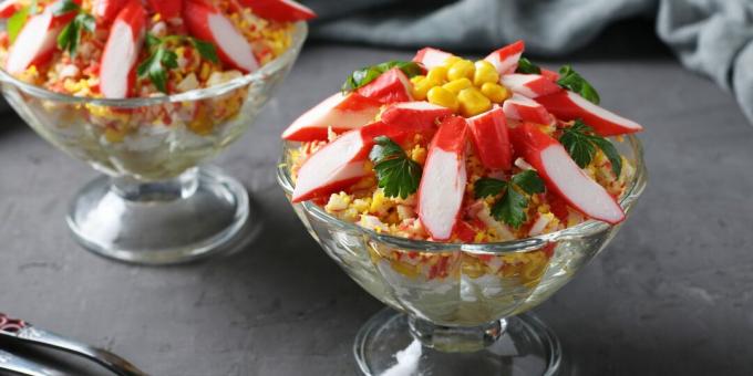 Ensalada en capas con palitos de cangrejo y arroz