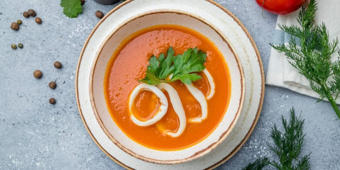 Sopa de tomate con calamares