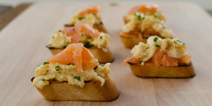 Sándwiches de pescado rojo y huevos