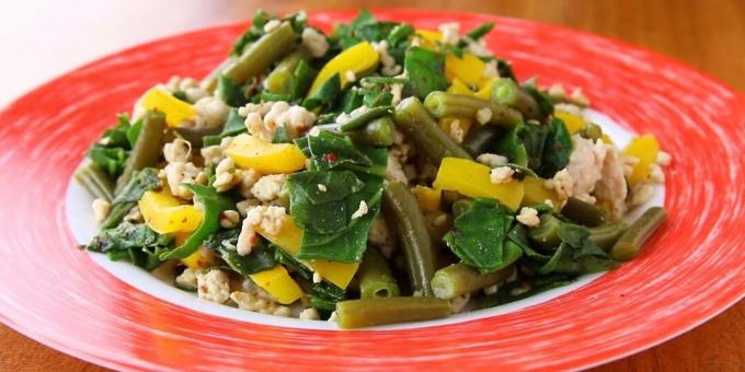 Guiso dietético de pavo con judías verdes, pimientos y espinacas: una receta sencilla