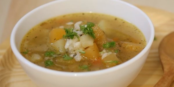 Fuentes de nabo: sopa de verduras con nabos y el arroz