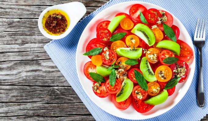 Ensalada con kiwi, tomate y aliño de menta