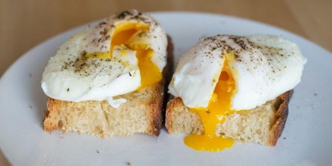 platos de huevos escalfados: Huevos