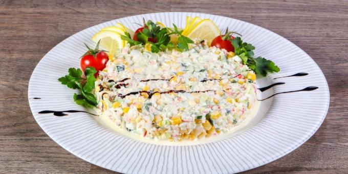 Ensalada con palitos de cangrejo y salchicha