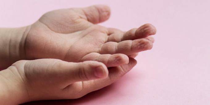 Reacciones corporales: fruncimiento de la piel de los dedos.