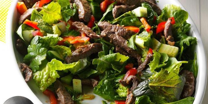 platos de carne: Ensalada picante con carne y hierbas