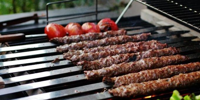 Cómo cocinar un kebab en la parrilla