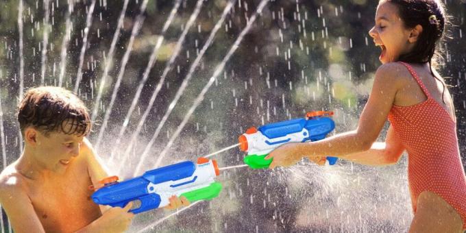 el cumpleaños de los niños: organizar los combates con pistolas de agua