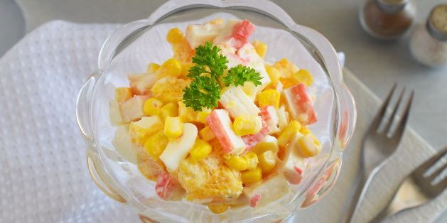 Recetas: Ensalada con maíz, palitos de cangrejo y naranja
