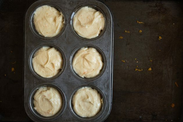 Cómo hacer muffins de mandarina: distribuir la masa en latas