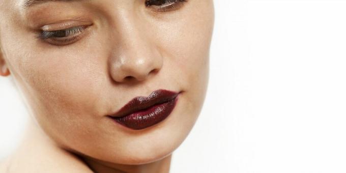 Maquillaje de moda - 2020: lápiz labial oscuro