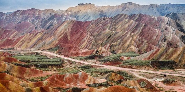 territorio asiático atrae a los turistas a sabiendas: color de las colinas de Zhangye Danxia National Geological Park, China