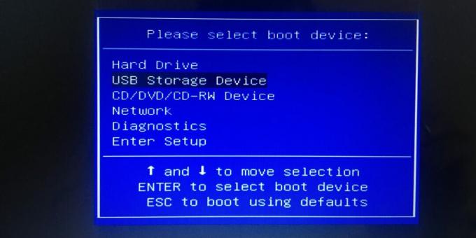 Para configurar el BIOS para que arranque desde una unidad flash USB, seleccione el elemento Dispositivo de almacenamiento USB