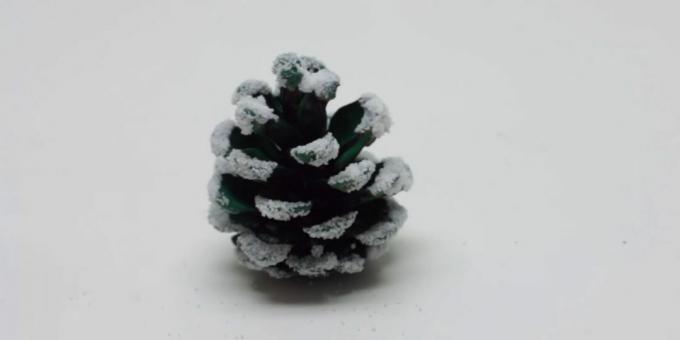 cómo hacer un árbol de Navidad con tus propias manos: cubre los conos con sal