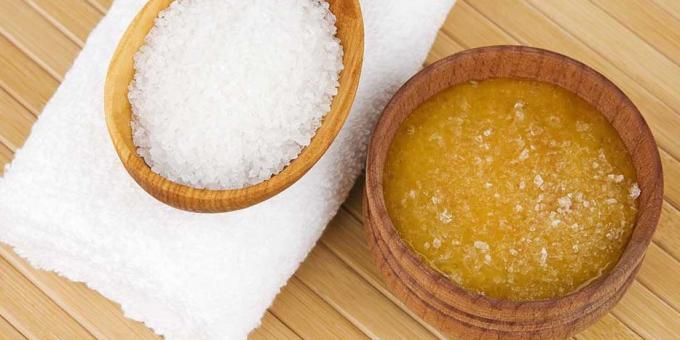Exfoliante de sal marina y miel para fortalecer el cabello