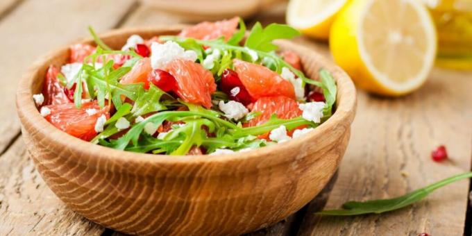 Ensalada con queso, pomelo y rúcula