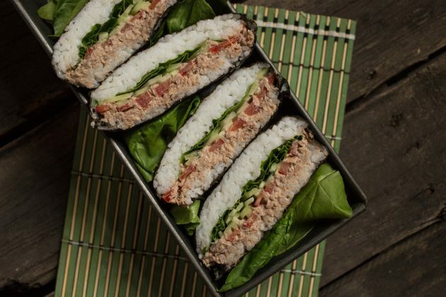 El clásico sándwich de sushi onigirazu se puede servir con o sin salsa de soja.