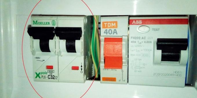 Las instrucciones para instalar tomas de: desconectar el local con la ayuda de interruptor de circuito en el panel eléctrico
